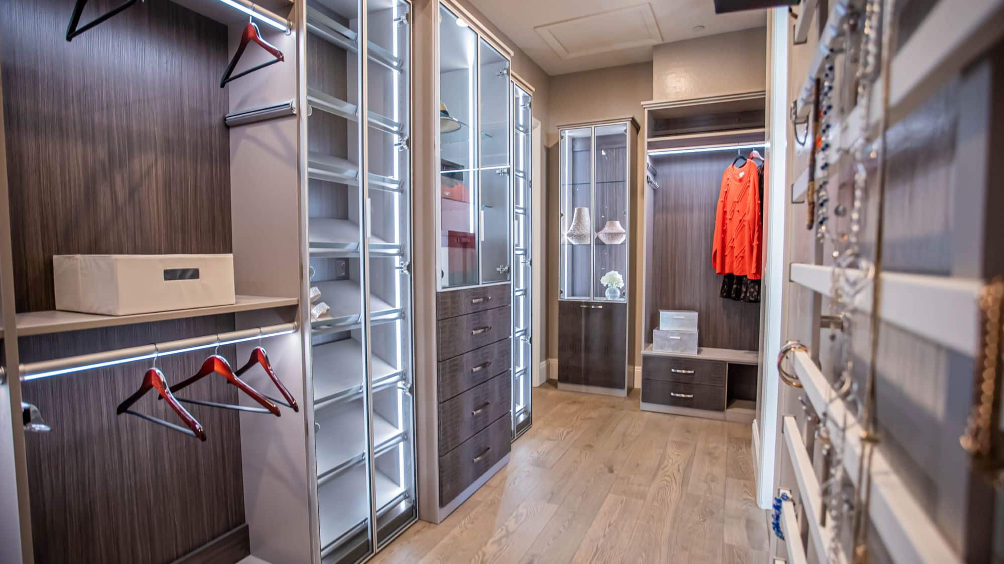 https://closetslasvegas.com/wp-content/uploads/2023/06/8-modern-closet-design-ideas-for-high-end-custom-walk-in-closet-las-vegas.jpg