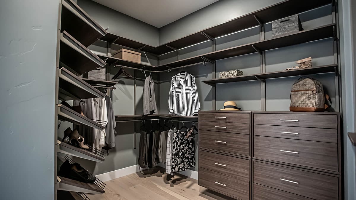 Driftwood Live Walk in Closet Systems freedomRail