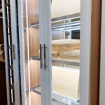 True lighting is also installed inside the cabinet to help you browse more easily!